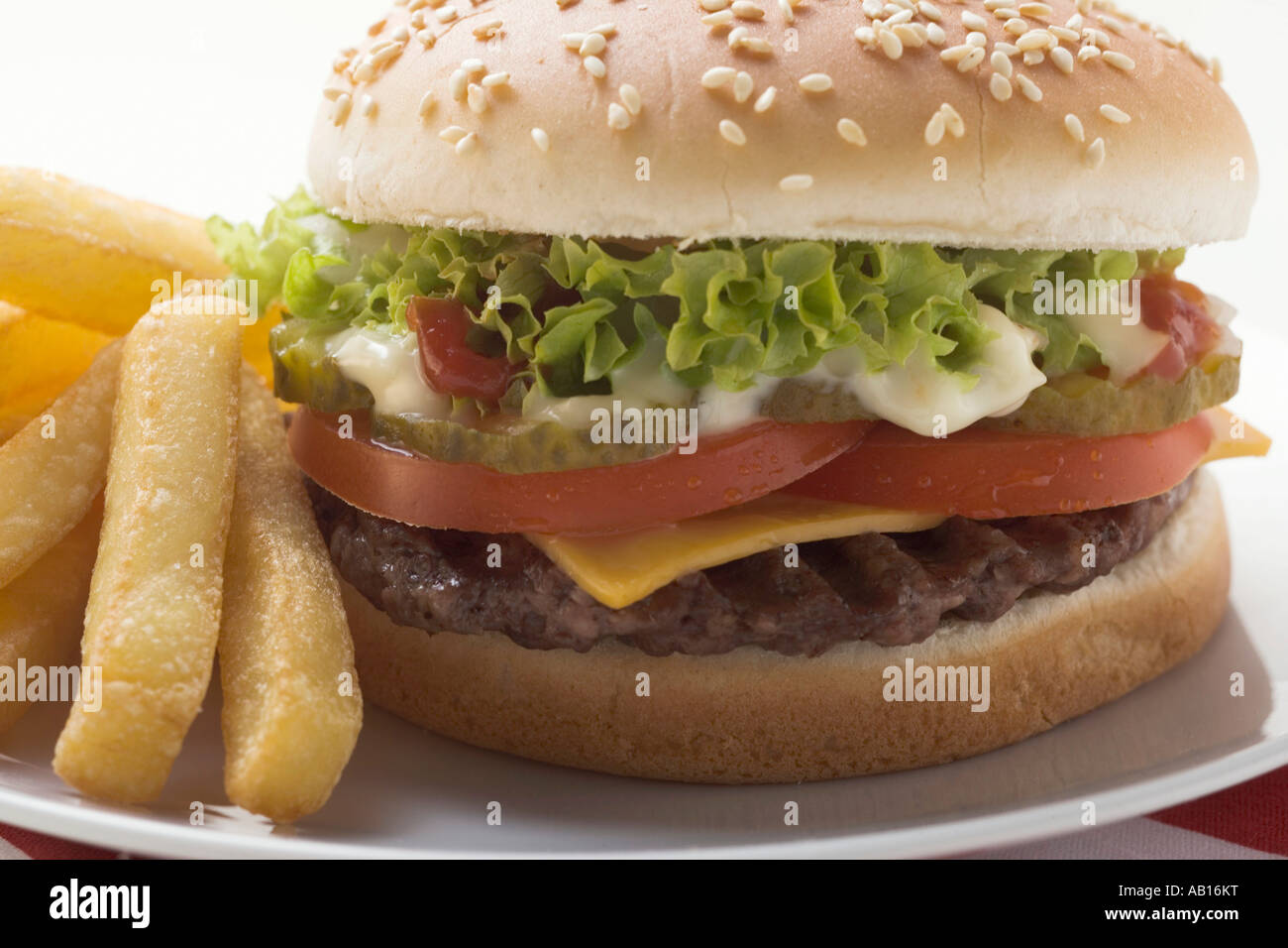 Cheeseburger con patatine FoodCollection Foto Stock