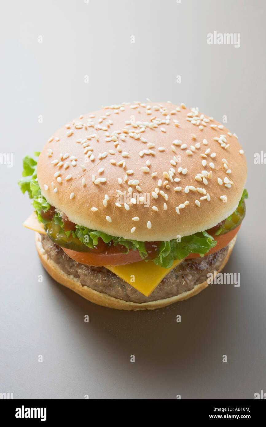Cheeseburger con pomodori e lattuga ketchup FoodCollection Foto Stock