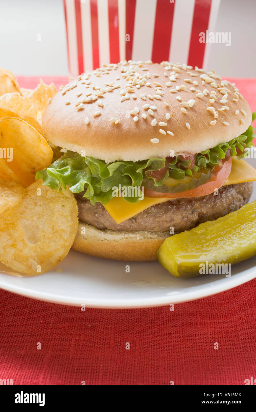 Cheeseburger con patatine e cetriolino FoodCollection Foto Stock