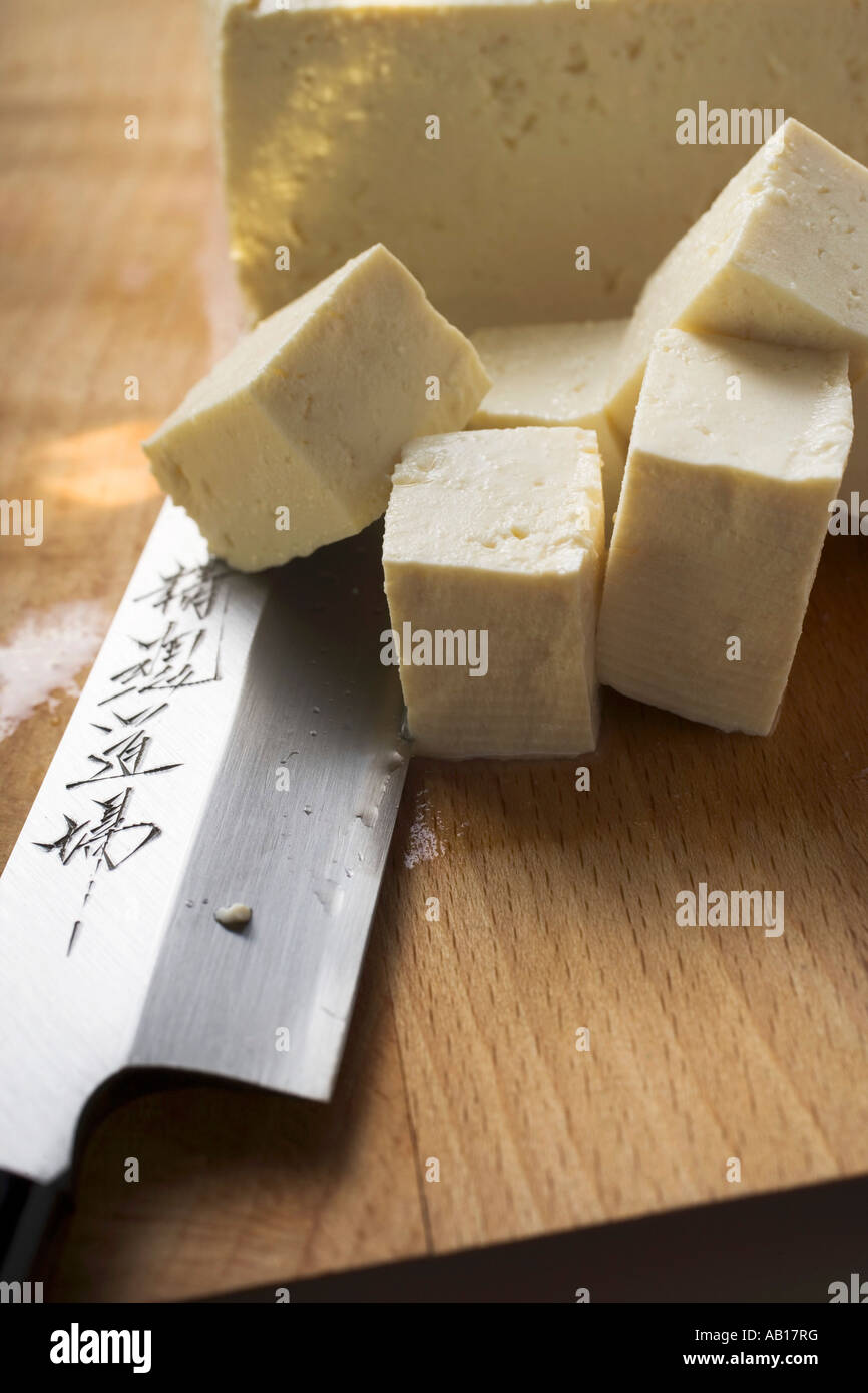 Blocco di tofu tofu a dadini e asiatici FoodCollection coltello Foto Stock