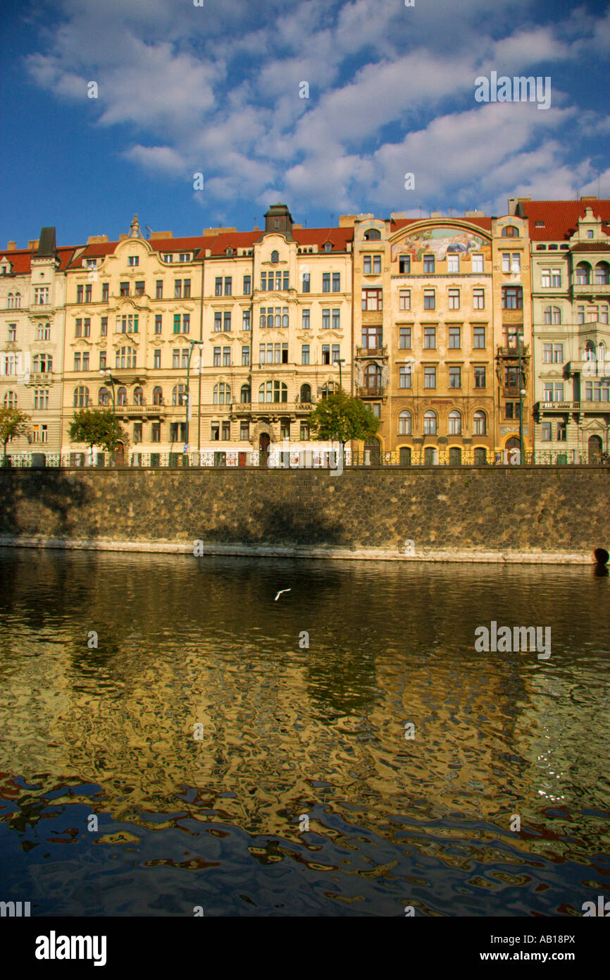 Facciata di edificio Masarykovo nabrezi Praga Repubblica Ceca Foto Stock