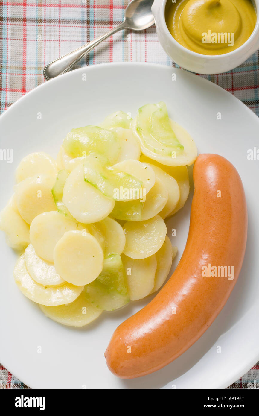 Frankfurter con insalata di patate senape in piatto piccolo FoodCollection Foto Stock