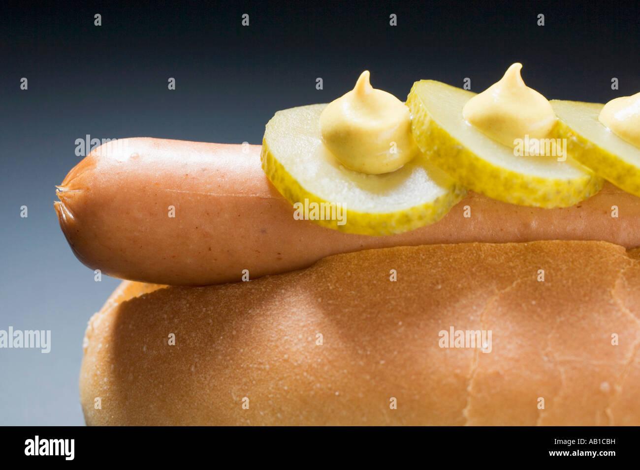 Hot Dog con cetriolini e senape close up FoodCollection Foto Stock
