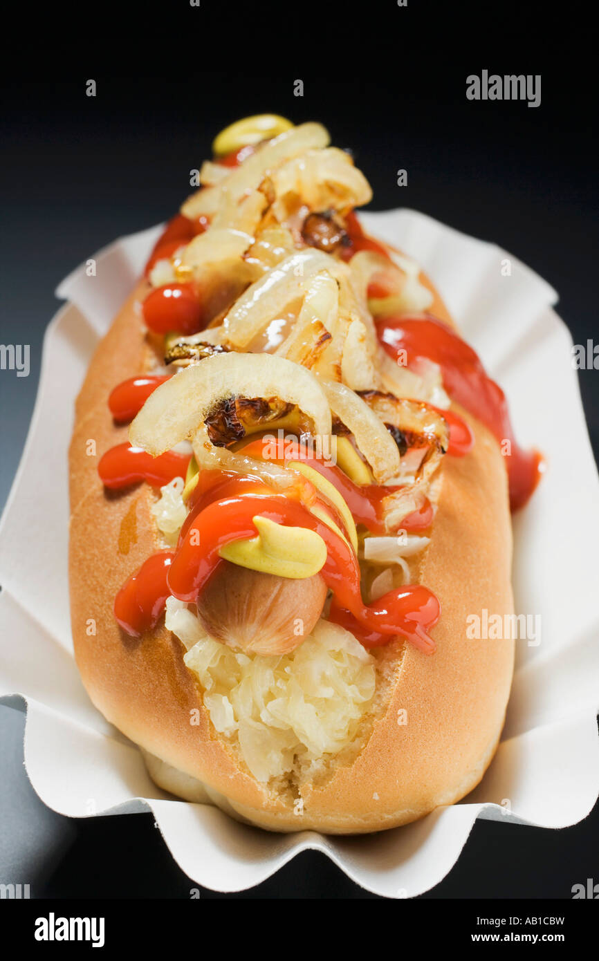 Hot Dog con crauti senape ketchup e cipolle FoodCollection Foto Stock