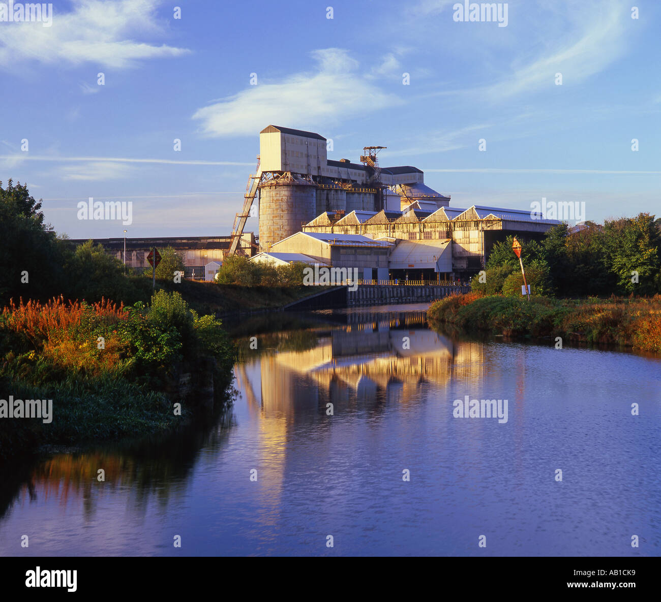 Vecchio Soda Ash lavora sul fiume Weaver, Winnington, vicino a Northwich, Cheshire, Inghilterra, Regno Unito Foto Stock