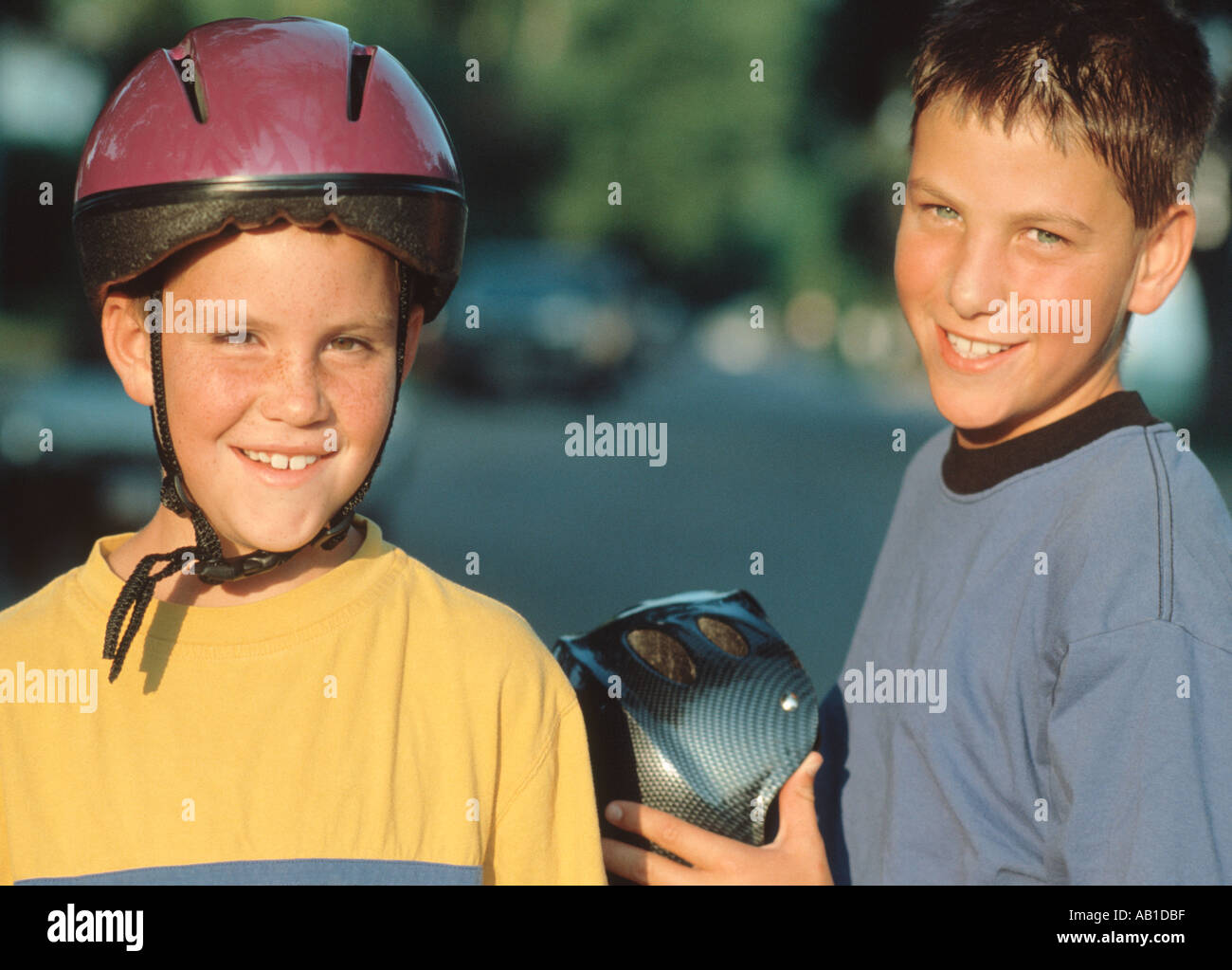 Ritratto di ragazzi con caschi moto Foto Stock