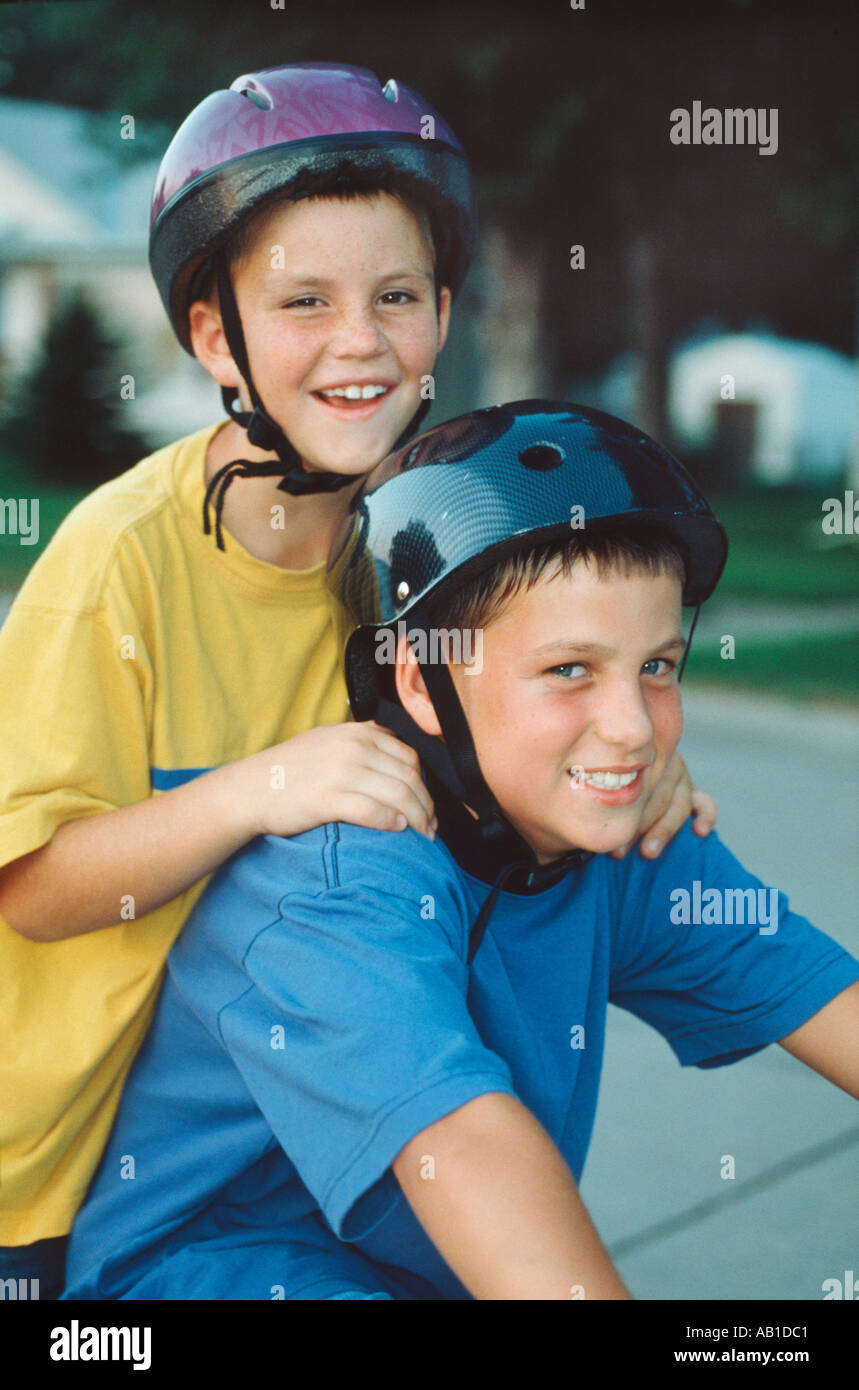 I ragazzi in caschi moto di equitazione Foto Stock