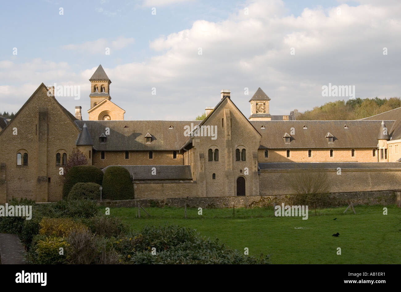 Strada di avvicinamento all'Abbaye d'Orval monastero di Orval nella provincia del Lussemburgo in Belgio Foto Stock