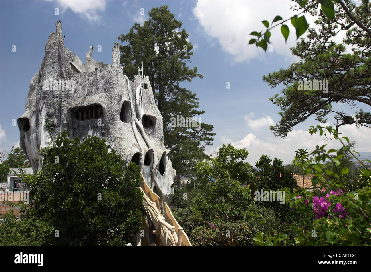 Parte esterna di Hang Nga Guesthouse o Crazy House architetti edificio fantasiosa Dalat sud Est Vietnam Foto Stock