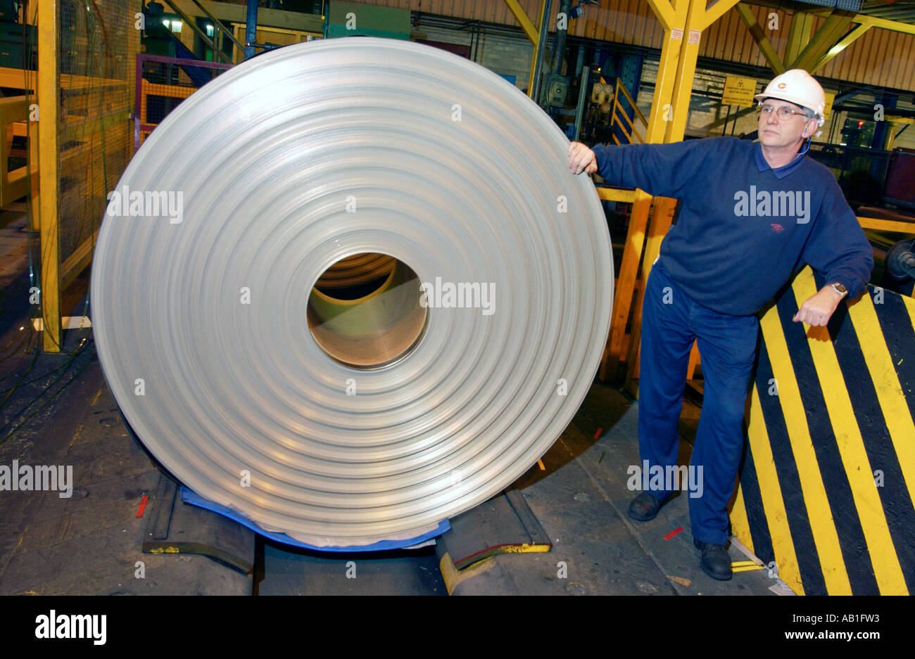 Bobine di acciaio al Corus Ebbw Vale lavora dove ci sono state oltre duecento anni di produzione di ferro e acciaio South Wales UK Foto Stock