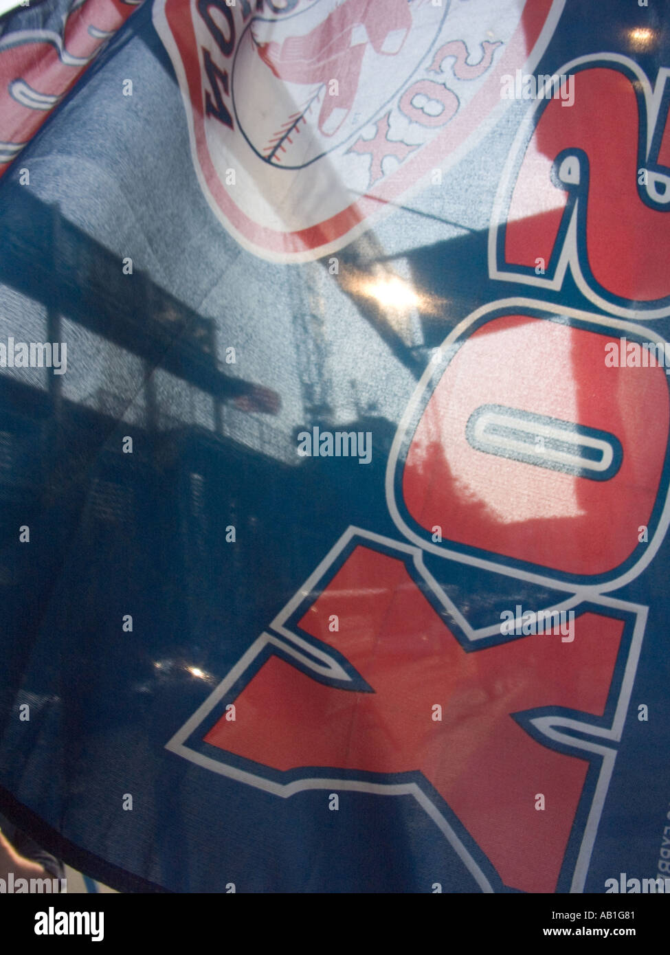 Red Sox bandiera squadra pende al di fuori il Fenway Park Baseball Stadium su una giornata di gioco Foto Stock