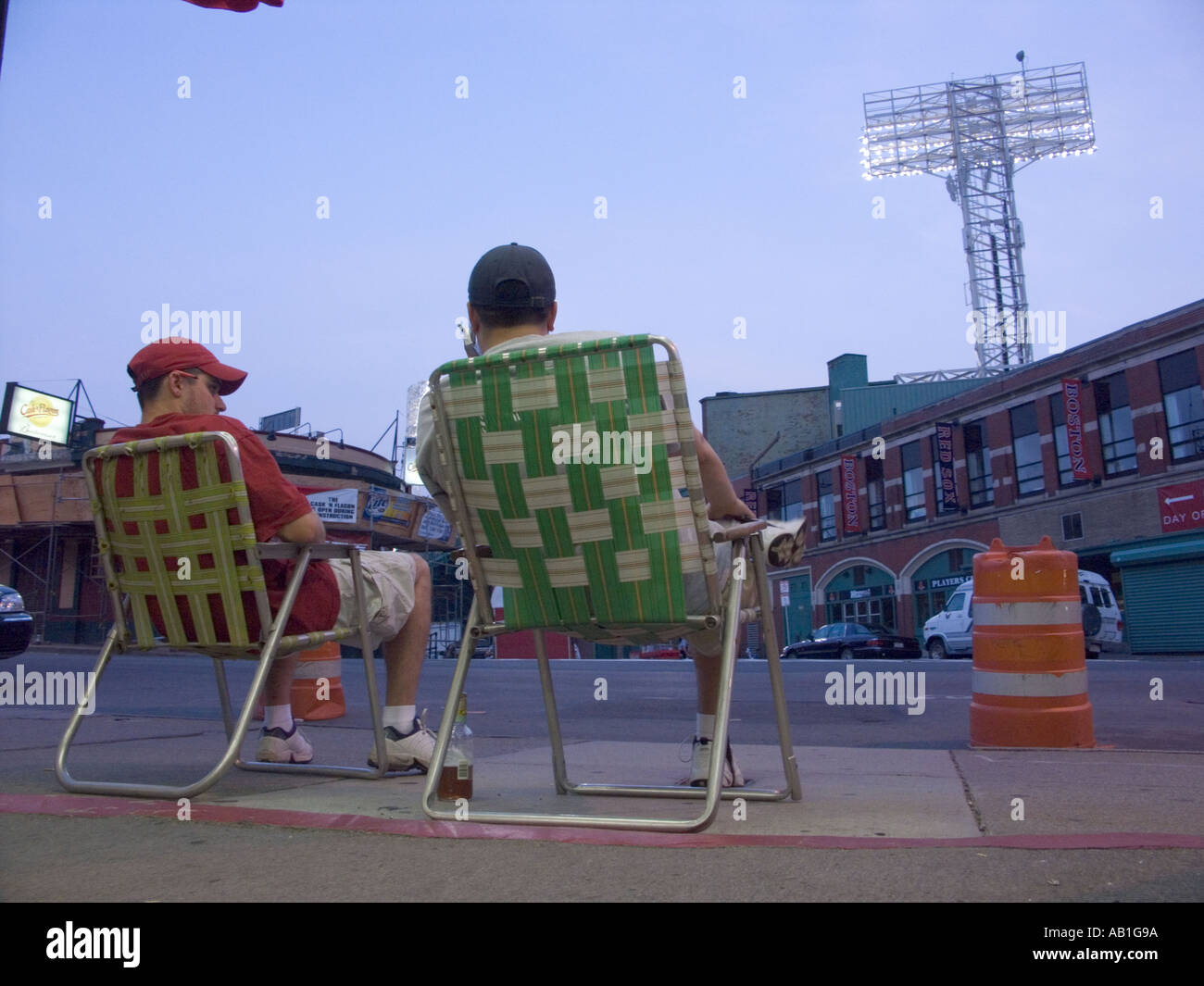 Tifosi fuori Fenway Park Baseball Stadium su una giornata di gioco Foto Stock