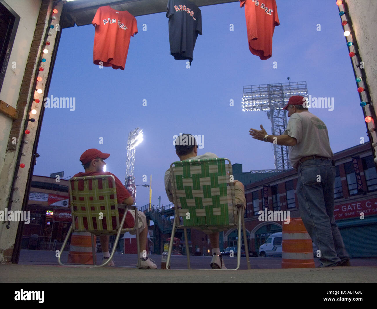 Tifosi fuori Fenway Park Baseball Stadium su una giornata di gioco Foto Stock