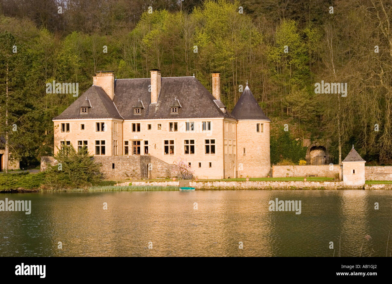 Chateau d'Orval sull'approccio all'Abbaye d'Orval monastero Provincia di Lussemburgo Belgio Foto Stock