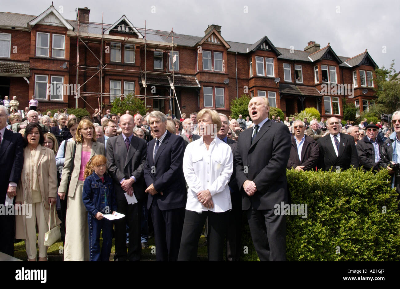 Neil e Glenys Kinnock con i lavoratori e le loro famiglie cantare inno all inaugurazione del memoriale di lavoratori siderurgici a Ebbw Vale il Galles Foto Stock