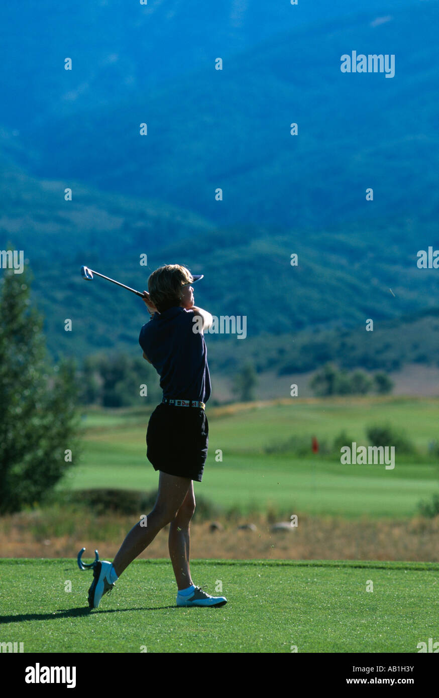 Signora golfista off di rinvio a Haymaker campo da golf Steamboat Springs Colorado USA Foto Stock