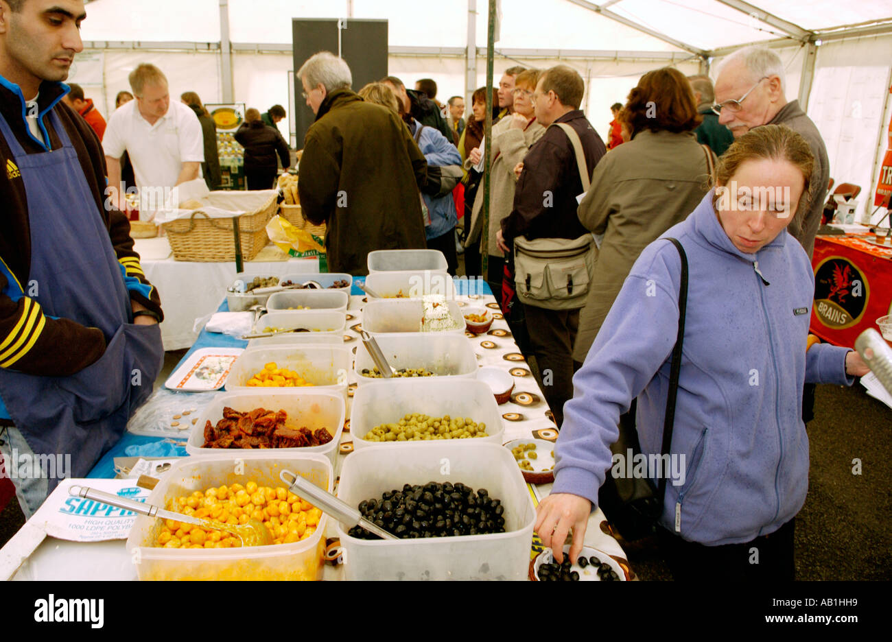 Bancarella vendendo le olive e oggetti simili a Llanwrtyd Wells food festival Powys Mid Wales UK Foto Stock