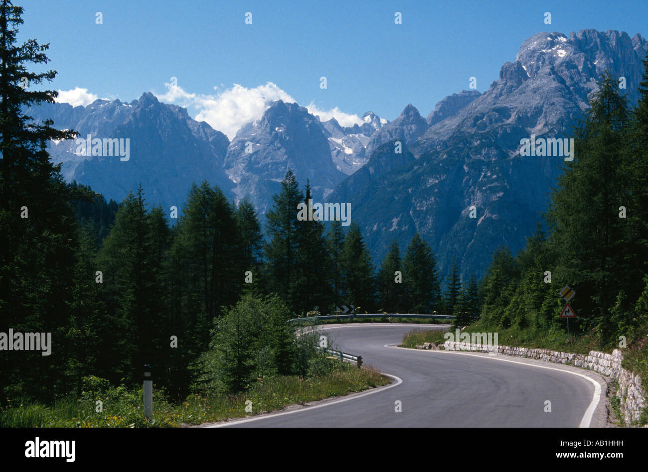 Strada che conduce al Gruppo delle Marmarole montagna Dolomiti Italia Foto Stock