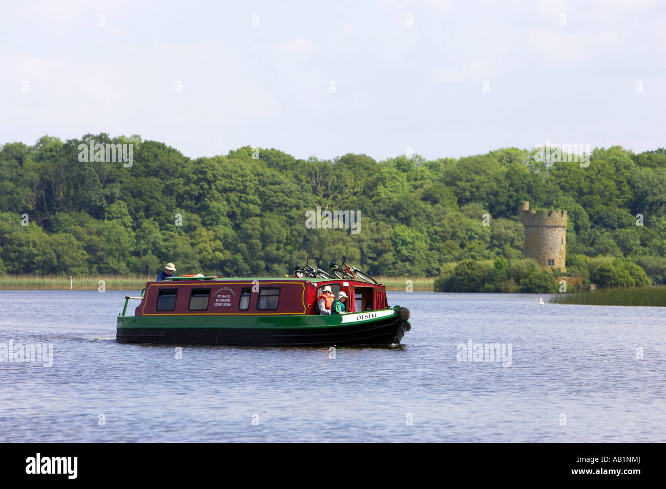Sterzo turistica narrowboat passato chiatta Crichton torre sulla isola di Gad parte del castello Crom Estate inferiore del Lough Erne Foto Stock
