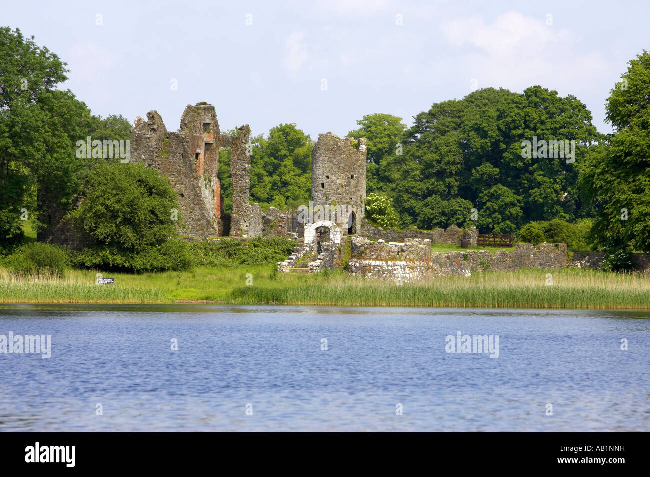 Rovine della piantagione originaria crom castello sulle rive della parte inferiore del Lough Erne dalla barca nel lago Foto Stock