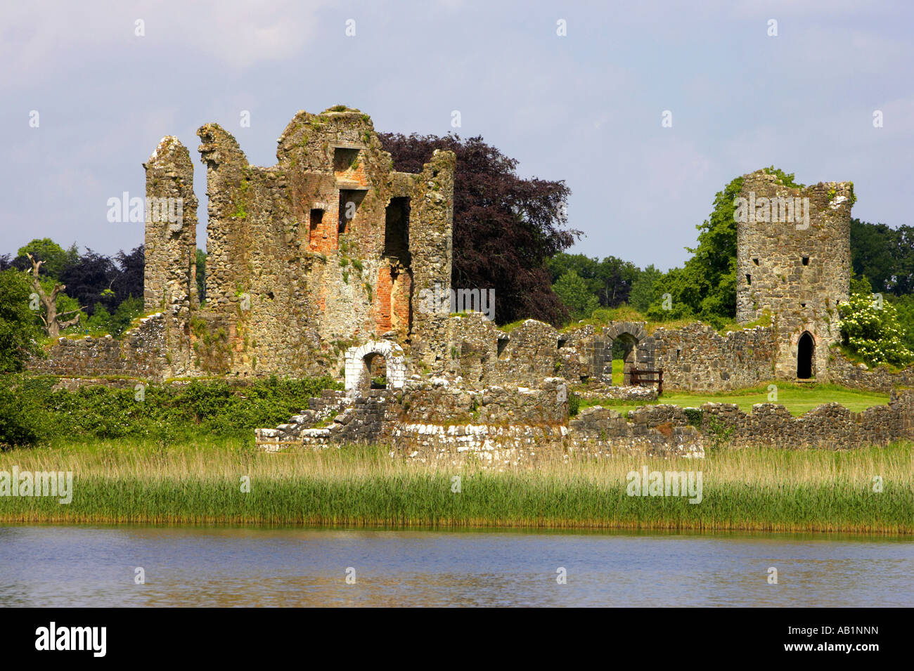 Rovine della piantagione originaria crom castello sulle rive della parte inferiore del Lough Erne Foto Stock