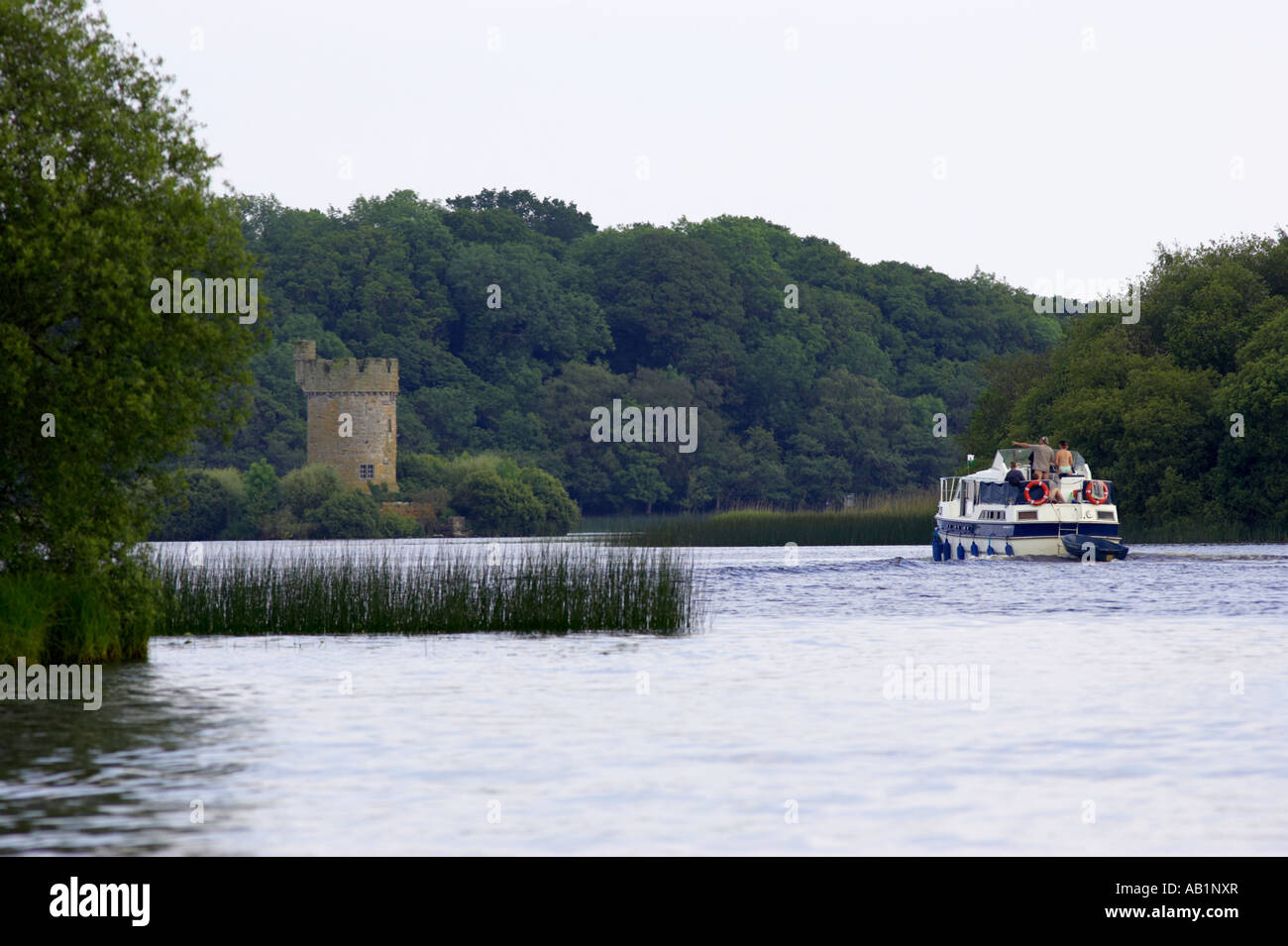 Cabina turistica cruiser crociera verso Crichton torre sulla isola di Gad parte del castello Crom Estate inferiore del Lough Erne Foto Stock