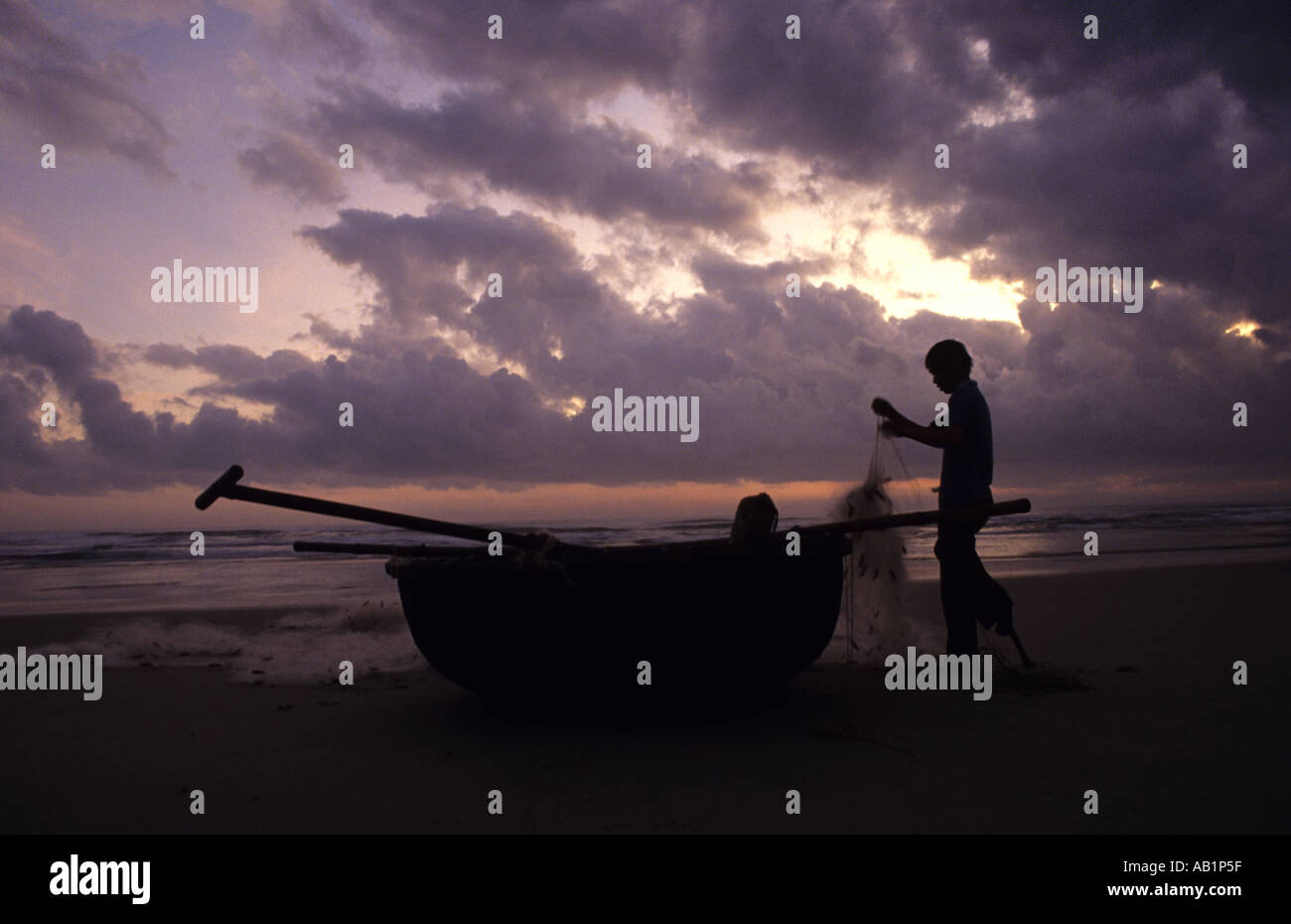China Beach Da Nang Vietnam un amputato va a pescare il modo tradizionale Pic Rob giudici Foto Stock