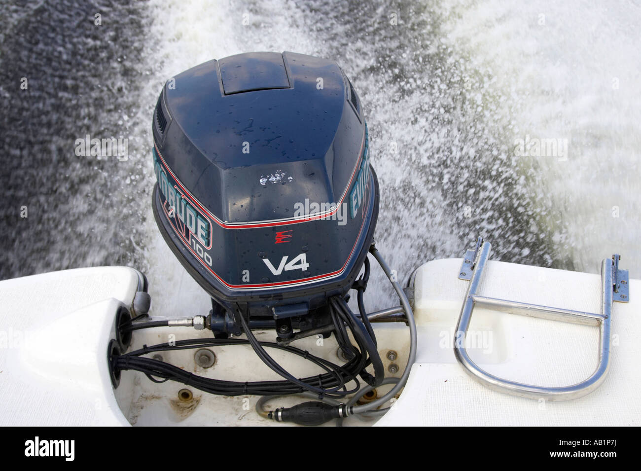 Evinrude XP 100 V4 motore fuoribordo motore fissato al retro di un motoscafo a piena potenza con piena scia dietro Foto Stock