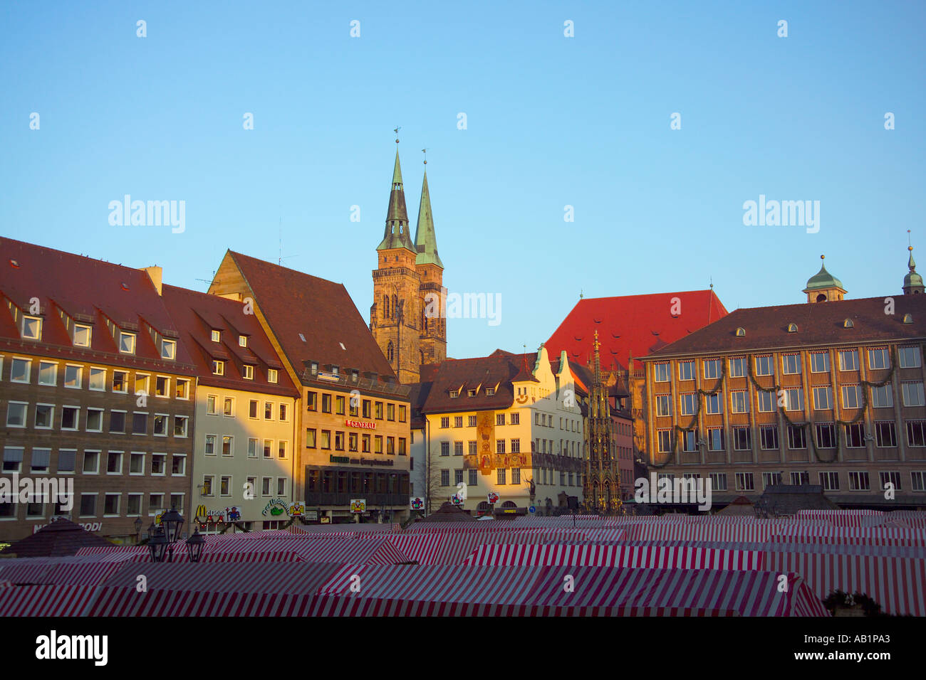 Germania Baviera Bayern Nürnberg Norimberga Mercatino di Natale Weihnachtsmarkt e Sebalduskirche Foto Stock