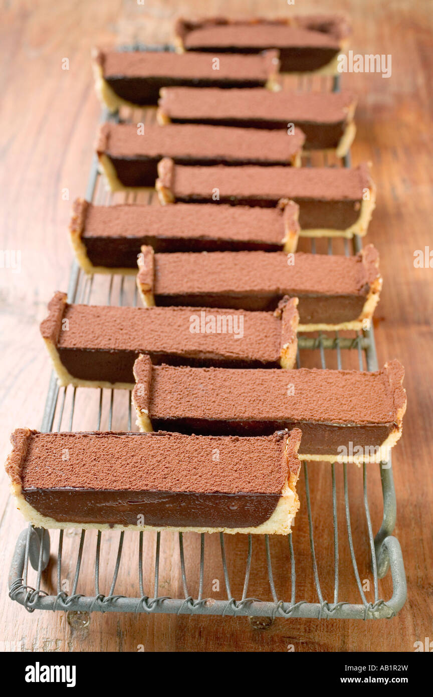 Rettangolare torta al cioccolato con polvere di cacao in pezzi FoodCollection Foto Stock