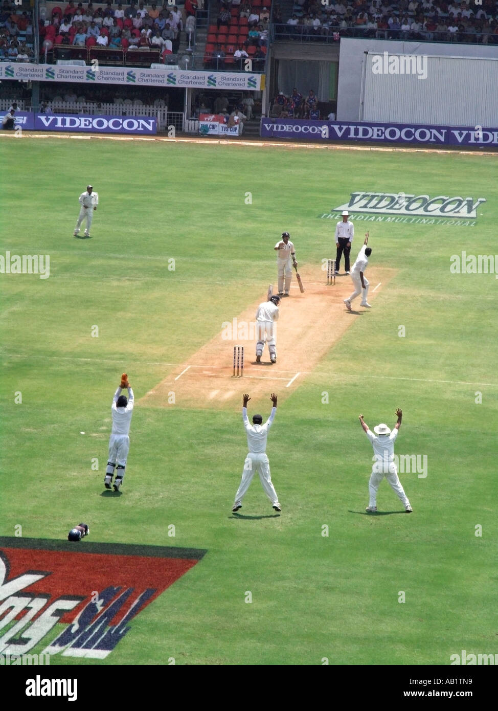 Inghilterra battitore gioca indiano prova di consegna Wankhede Cricket Stadium Churchgate di Bombay in India Foto Stock