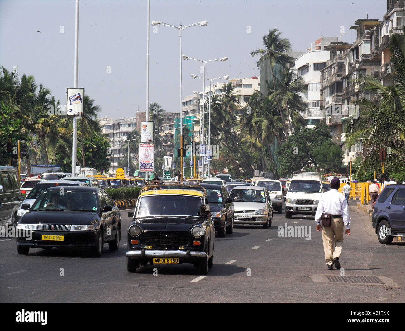 Il traffico della città è meno congestionati su una strada a doppia carreggiata Marine Drive Mumbai India Foto Stock