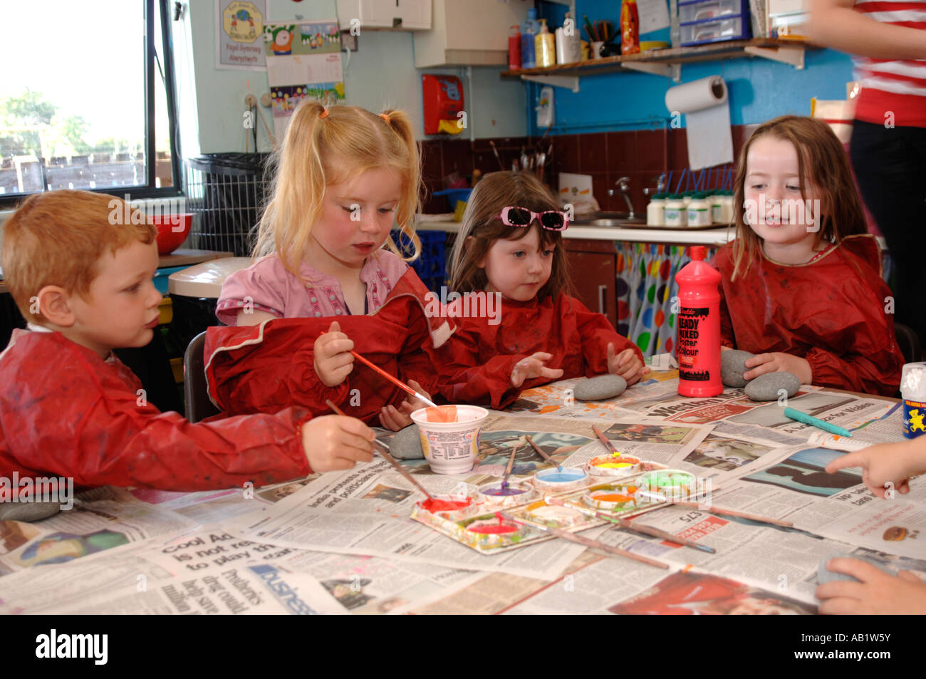 Ysgol Gymraeg Aberystwyth lingua gallese scuola primaria - quattro 4 alunni pittura in classe Foto Stock