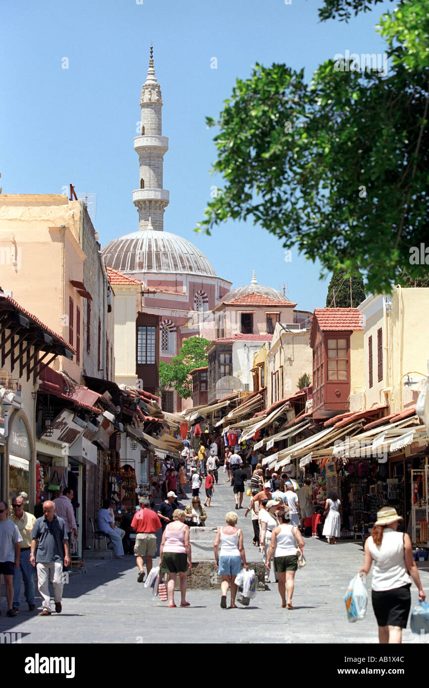 Vecchia città di Rodi che mostra la via principale dello shopping, la Moschea e minareto Foto Stock