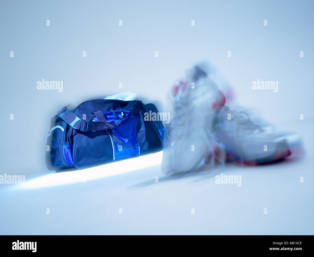 Calzature sportive nella borsa della palestra Foto Stock
