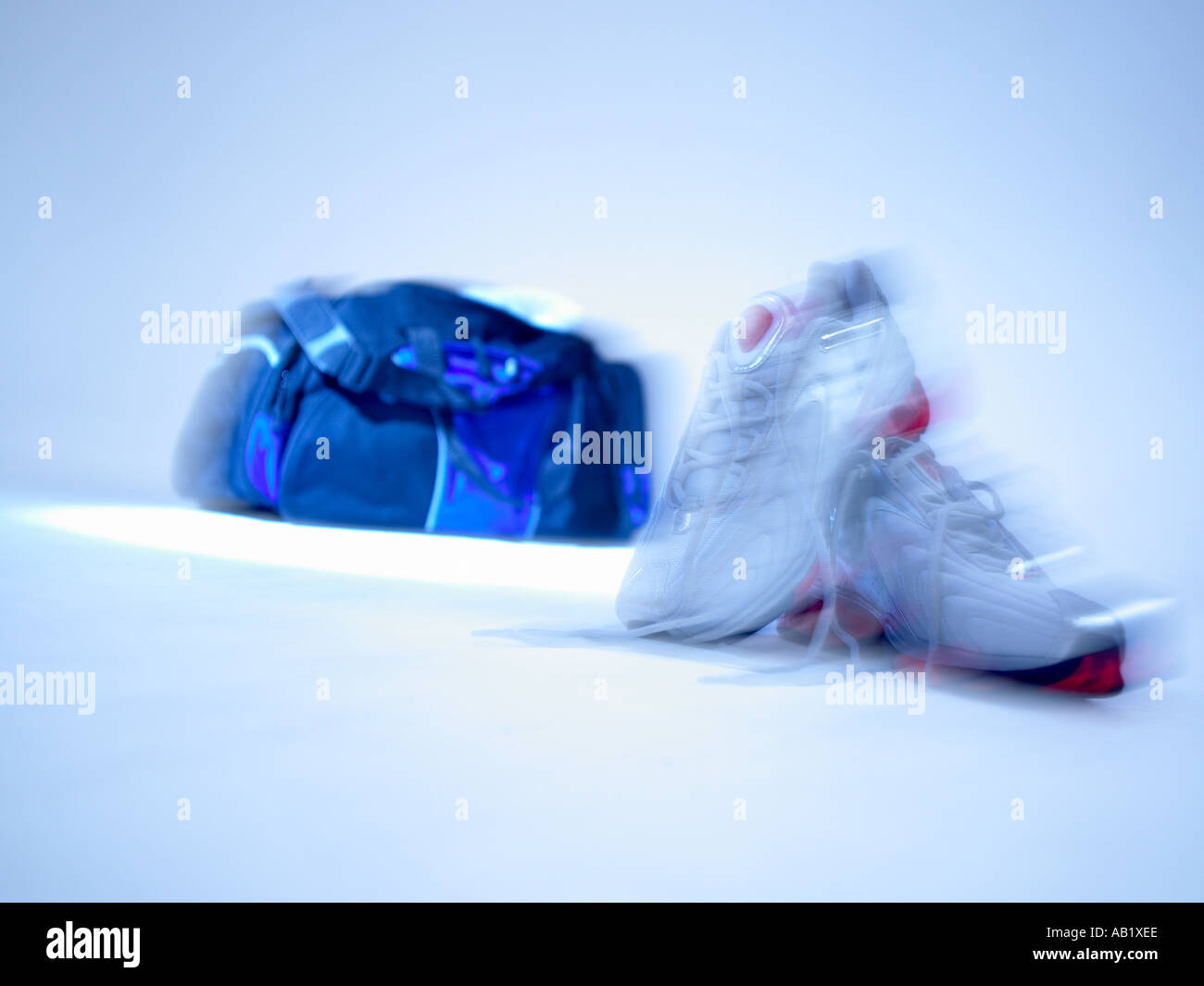 Scarpe da ginnastica e borsa sportiva Foto Stock