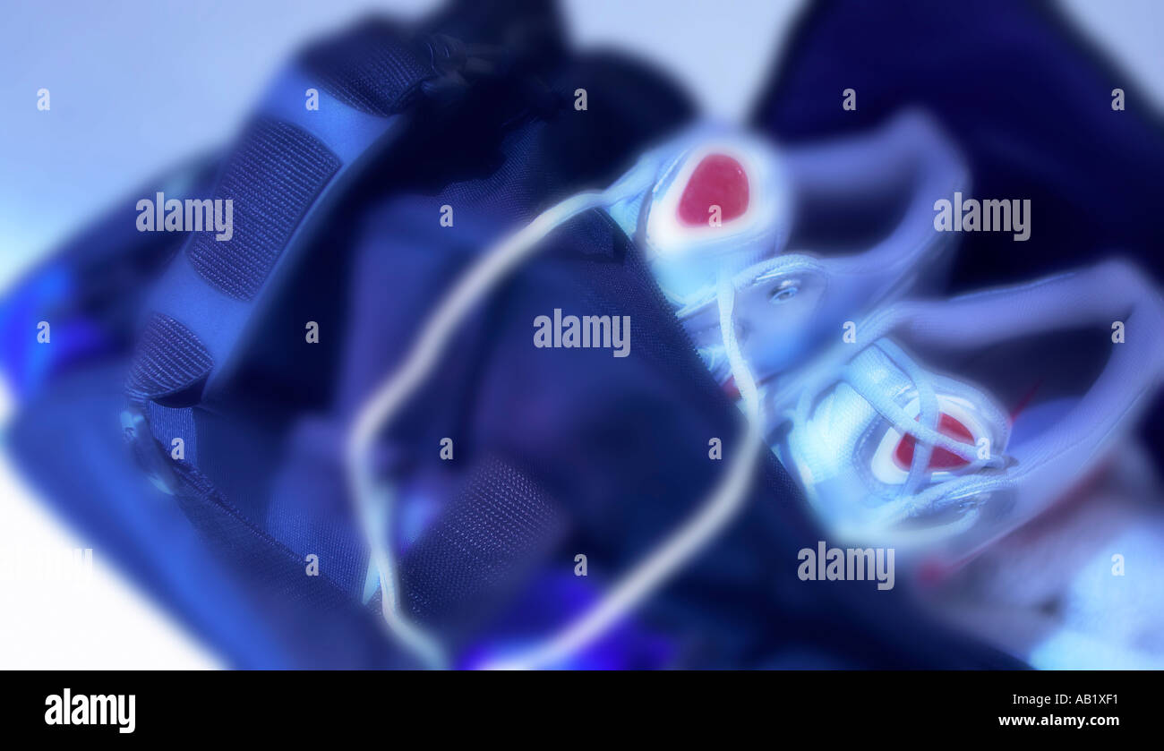 Calzature sportive nella borsa della palestra Foto Stock