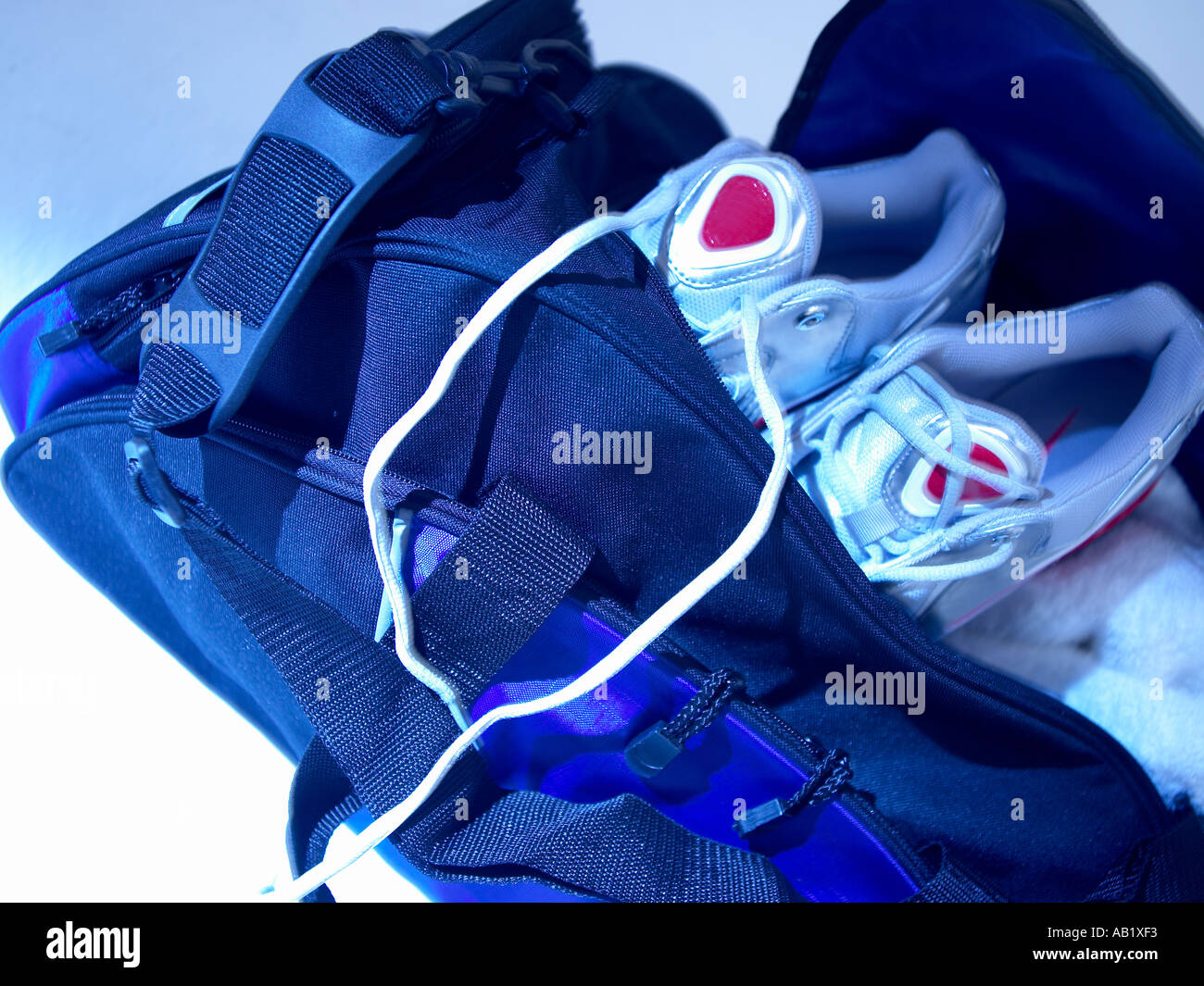 Calzature sportive nella borsa della palestra Foto Stock