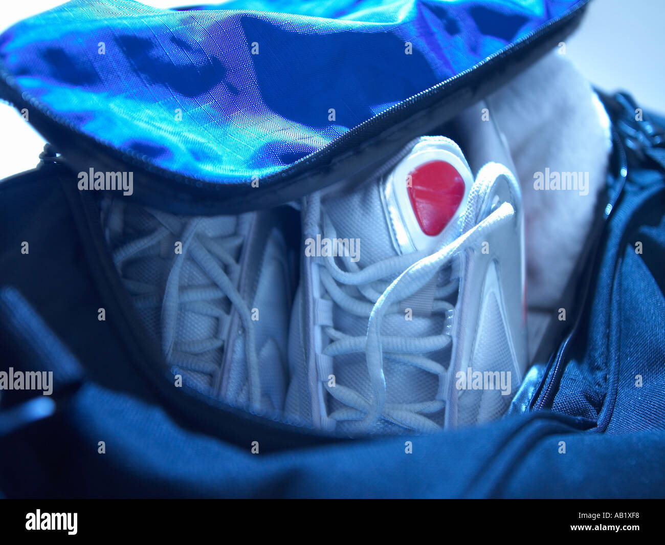 Calzature sportive nella borsa della palestra Foto Stock