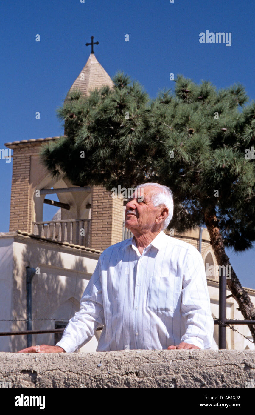 Anziani uomo armeno davanti a una chiesa nel quartiere armeno, Esfehan, Iran, Medio Oriente Foto Stock