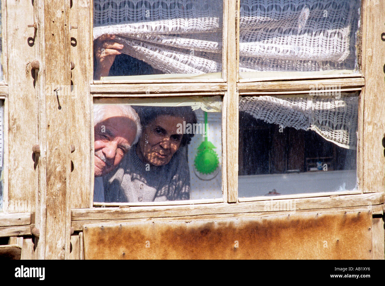Un giovane armeno del peering attraverso la finestra della casa, Esfehan, Iran, Medio Oriente Foto Stock