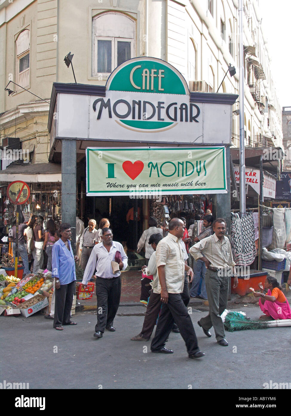 Popolare ristorante bar cafè Mondegar su Colaba Causeway Mumbai India Foto Stock
