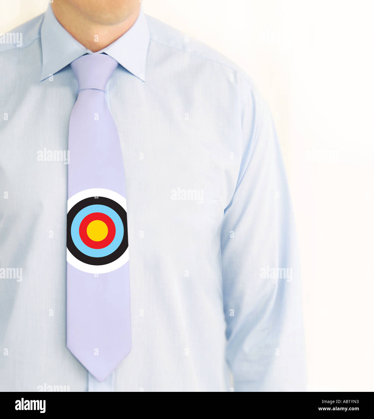 Uomo d'affari con un obiettivo sul suo tie Foto Stock