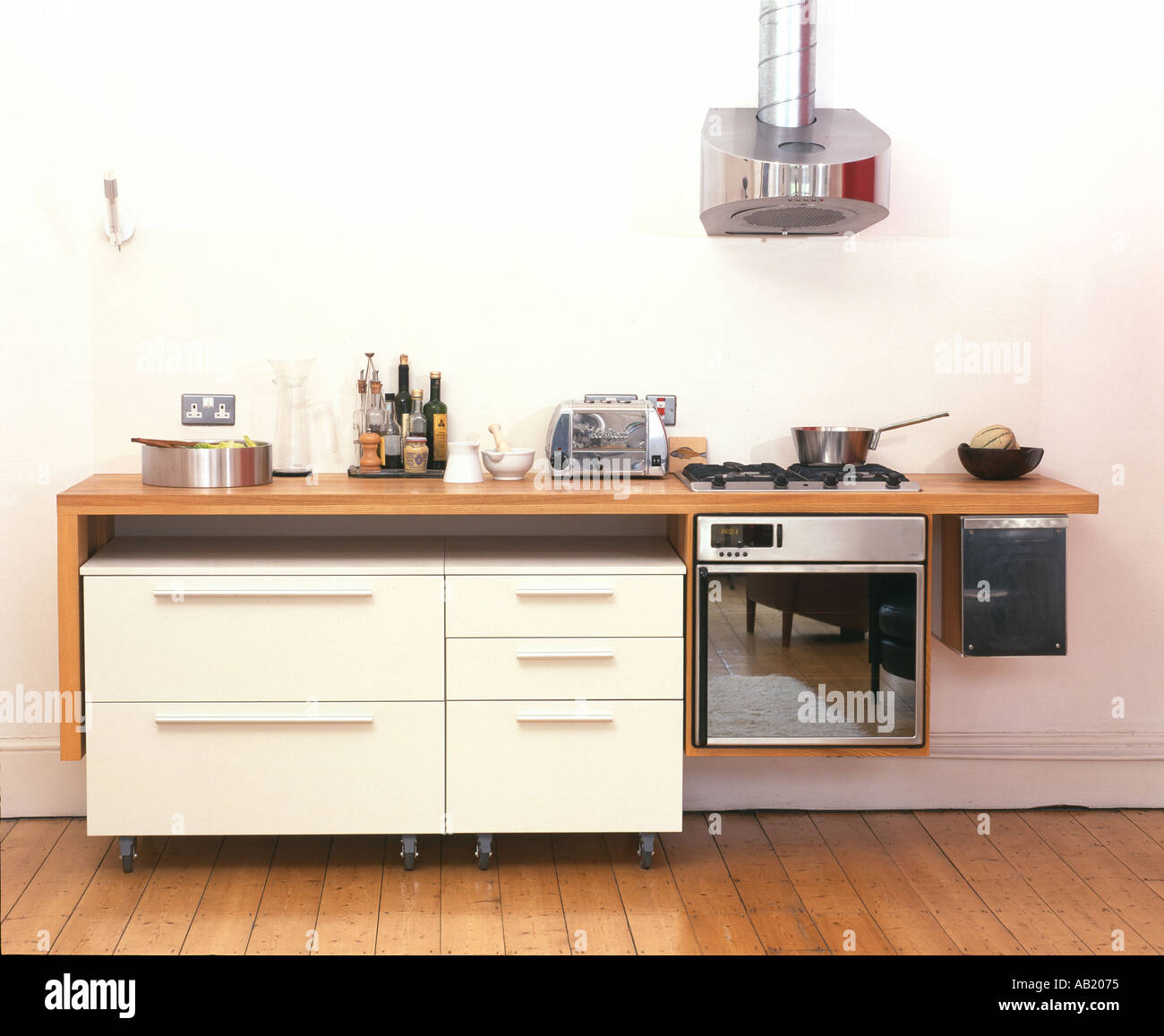 Piccolo e moderno appartamento urban cucina, piccolo bar stile piano di lavoro mobile e i cassetti Foto Stock