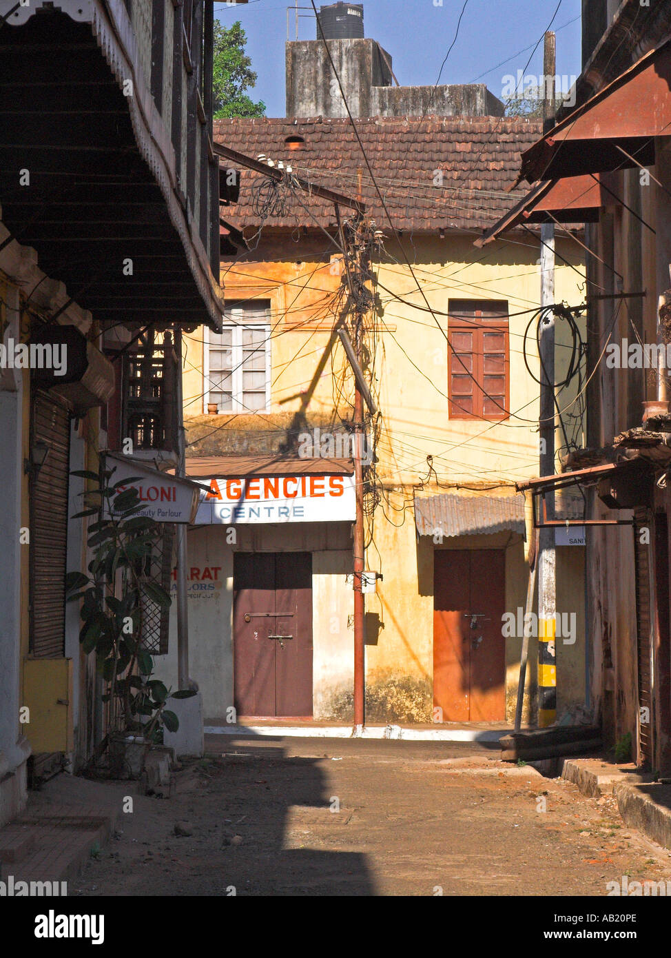 Color pastello edifici coloniali linea stradine Fontainhas Panjim Goa Foto Stock
