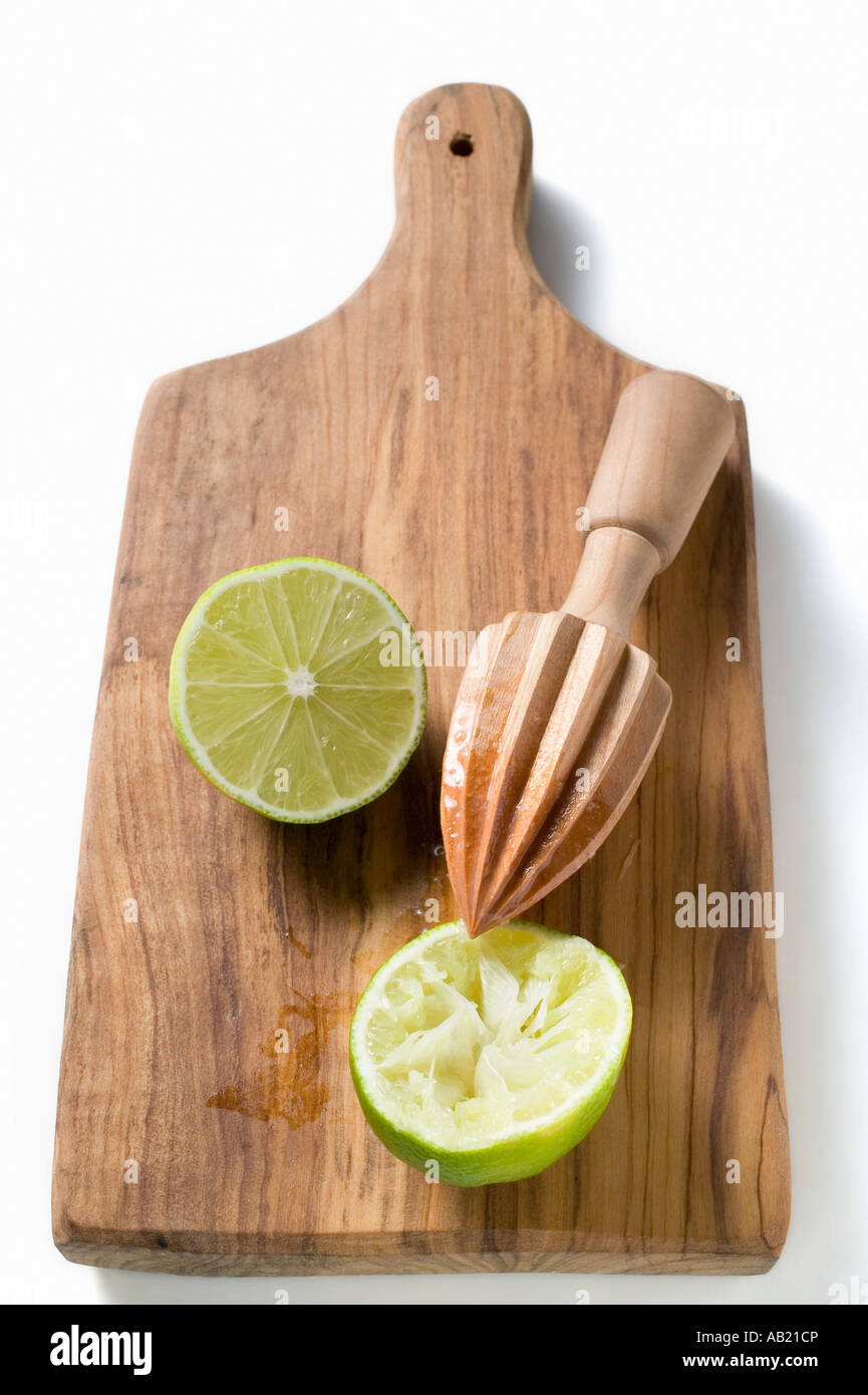 Due metà di lime spremuto uno sul tagliere FoodCollection Foto Stock