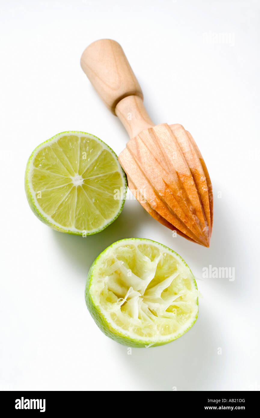 Due metà di lime una spremuta di limone con FoodCollection spremitore Foto Stock
