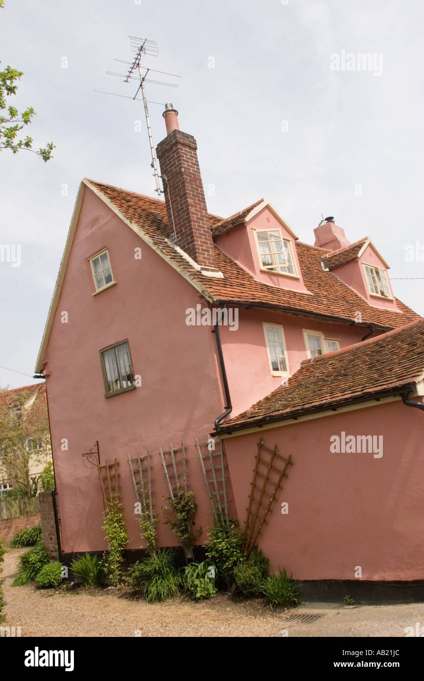 Dipinto di rosa casa del villaggio di Coggeshall Essex REGNO UNITO Foto Stock