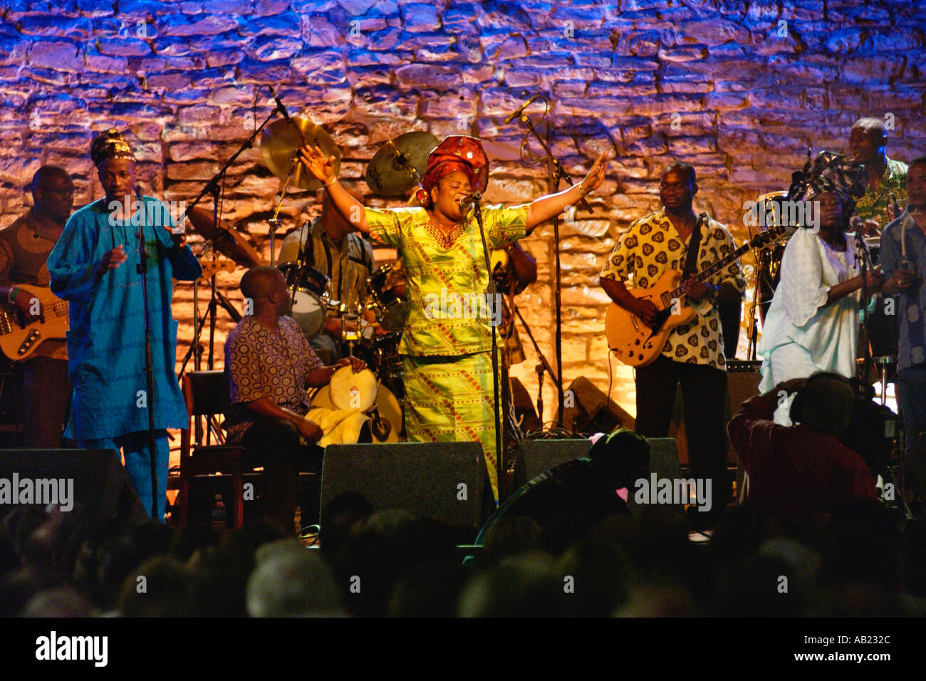 Regina Salawa Abeni cantante nigeriano eseguendo con la sua band presso l annuale Brecon Jazz Festival Powys Mid Wales UK Foto Stock