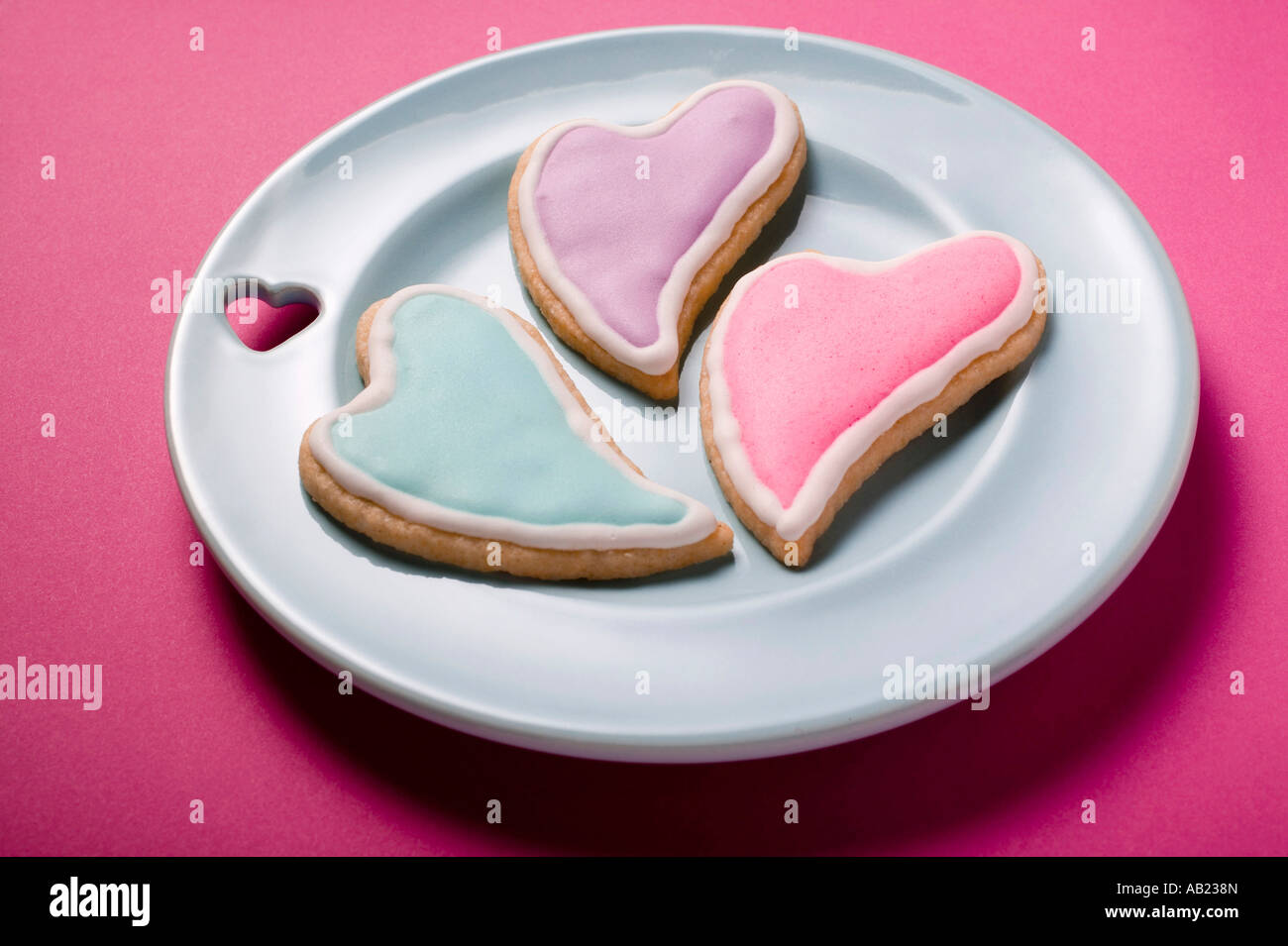 Tre ghiacciato a forma di cuore biscotti per il giorno di San Valentino FoodCollection Foto Stock